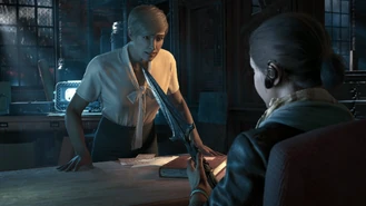 Victoria y Layla con la Lanza de Leónidas