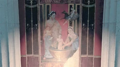 Pintura que muestra a un pequeño Alejandro siendo bañado.