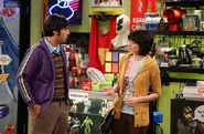 Kate Micucci como Lucy, el interés romántico de Raj en The Tangible Affection Proof.
