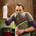 Sheldon usando su spray.