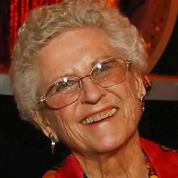 Ann B Davis.Ann B. Davis interpretou Alice, a governanta de Brady no Brady Bunch.