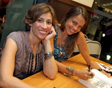 Kami Garcia and Margaret Stohl at a book signing