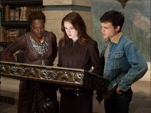 Amma (Viola Davis, left) helps Lena Duchannes family (Alice Englert), who is a Caster with supernatural powers, and Ethan Wate (Alden Ehrenreich) look through the Book of Moons to see how they might break a curse.