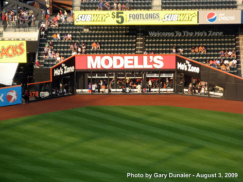 En la entrada del Citi Field - Picture of Mets Clubhouse Shop, New