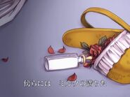 装满牛奶的玻璃瓶在女人的尸体旁