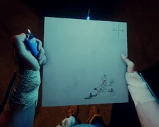 Hráč drží mapu, uvnitř jeskyně 2