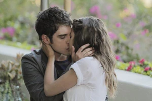 Callie and Brandon kiss 2x10.
