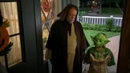 S1E06 A Yoda trick-or-treater