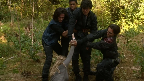 Earth Skills- Murphy And Bellamy Help Pull Clarke To Safety
