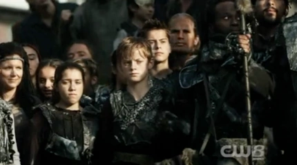 Aden and the other Nightbloods watches Lexa and Roan fight.