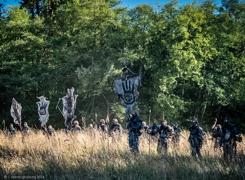 Ледяной народ пересекает территорию Древесного клана.
