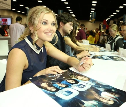Eliza signs "The 100" posters
