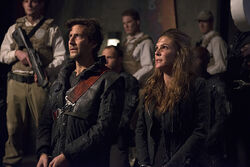 The-100-season-2-episode-16-Kane-Abby.jpg