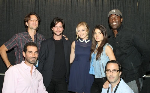 Thomas with "The 100" cast