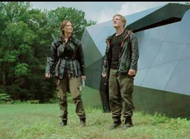 Китнисс и Пит слушают объявление распорядителей игр