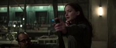Katniss probando su nuevo arco en Defensa Especial