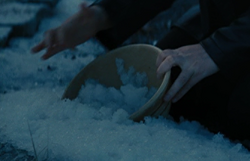 Katniss recogiendo nieve
