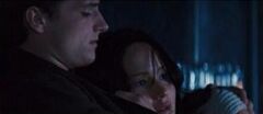 Peeta consolando a Katniss.jpg