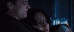 Peeta consolando a Katniss