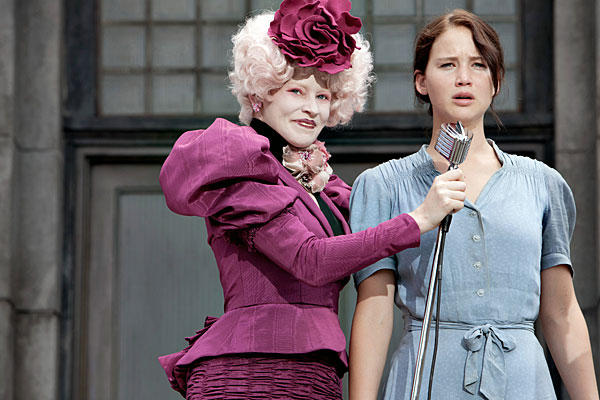 https://static.wikia.nocookie.net/thehungergames/images/1/13/Effie_%26_Katniss_at_reaping.jpg/revision/latest?cb=20120324215355