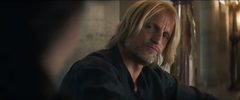 Haymitch mirando a Katniss.png