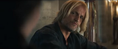 Haymitch mirando a Katniss