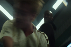Boggs noquea a Peeta luego de que éste intentara matar a Katniss.png