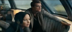 Katniss y Peeta en el tren