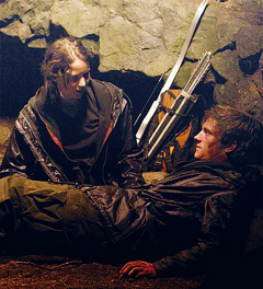 Katniss y Peeta en una cueva