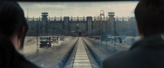Katniss y Peeta observando el Distrito 11 desde el tren.png