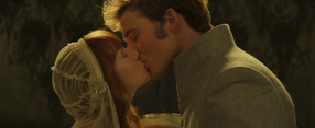 Finnick and Annie kissing