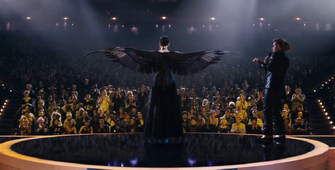 Katniss mostrando sus alas de Sinsajo en la entrevista con Caesar.