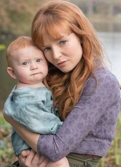 Annie Cresta junto a su hijo.jpg