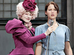 Effie y Katniss durante la cosecha.jpg
