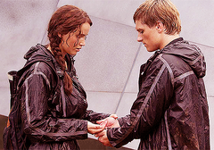 Katniss y Peeta a punto de comer la bayas