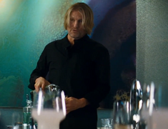 Haymitch sirviendose una copa.png