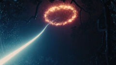 Flecha lanzada por Katniss hacia el campo de fuerza.jpg