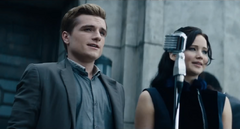 Peeta y Katniss dando su primer discurso