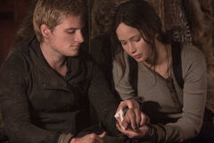 Katniss vendando a Peeta