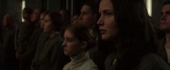 Katniss y Prim viendo a Coin dar su discurso.jpg