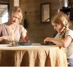 Sra. Everdeen y Prim haciendo medicina.png