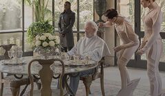Presidente Snow leyendo un discurso mientra lo afeitan.jpg