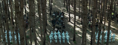Agentes de la paz junto con los leñadores en el bosque principal