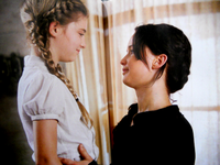 Katniss y Prim en la sala