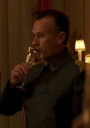 Антоний пьёт шампанское