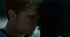 Katniss y Peeta hablando en la arena