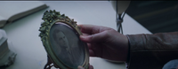 Katniss sosteniendo la foto de su padre.png