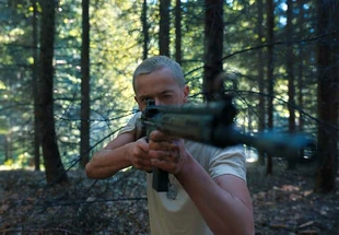 Кориолан стреляет в Люси Грей