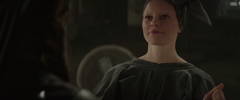 Effie mirando a Katniss luego de darle el sinsajo.png
