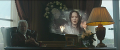 Snow viendo la propo de Katniss en el Distrito 8.png